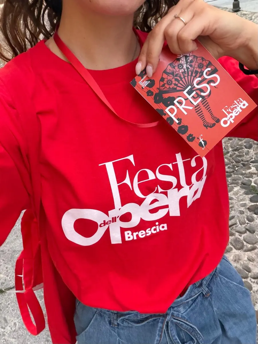 Marianna Tognoli con la maglietta e il pass stampa della Festa dell’Opera di Brescia